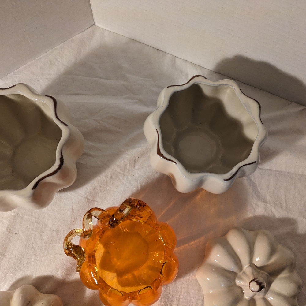 Fall pumpkins 2 off white ceramic with lids and 1 art glass orange pumpkin - Picture 4 of 9
